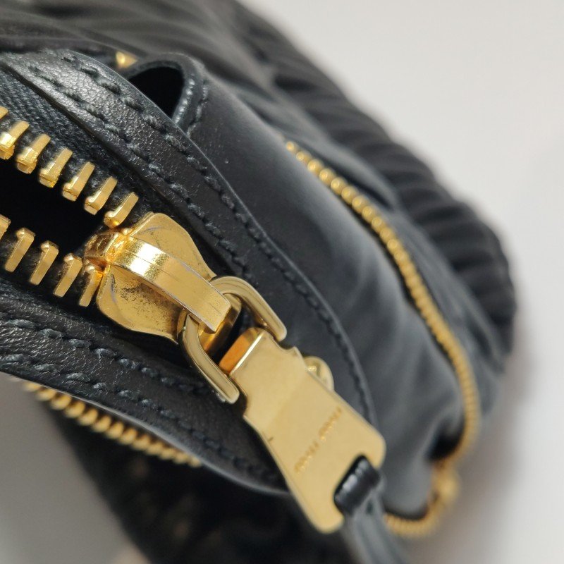 Miu Miu羊皮純色字母Logo褶皺斜挎包單肩包-12