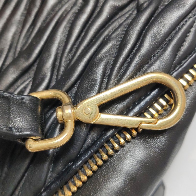 Miu Miu羊皮純色字母Logo褶皺斜挎包單肩包-13