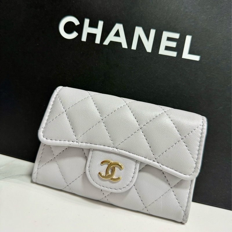 CHANEL 暖灰色羊皮金扣卡包-0