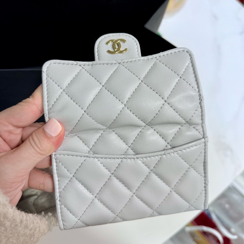 CHANEL 暖灰色羊皮金扣卡包-1