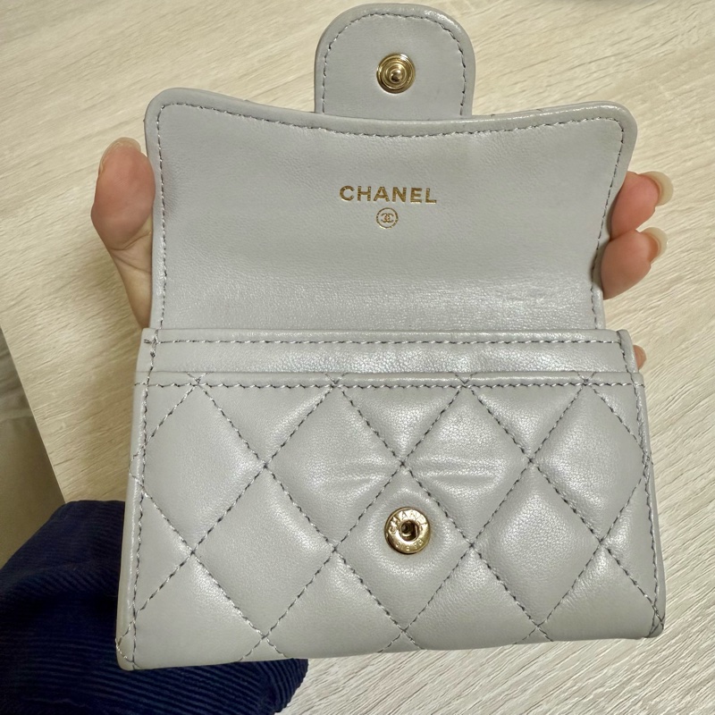 CHANEL 暖灰色羊皮金扣卡包-2