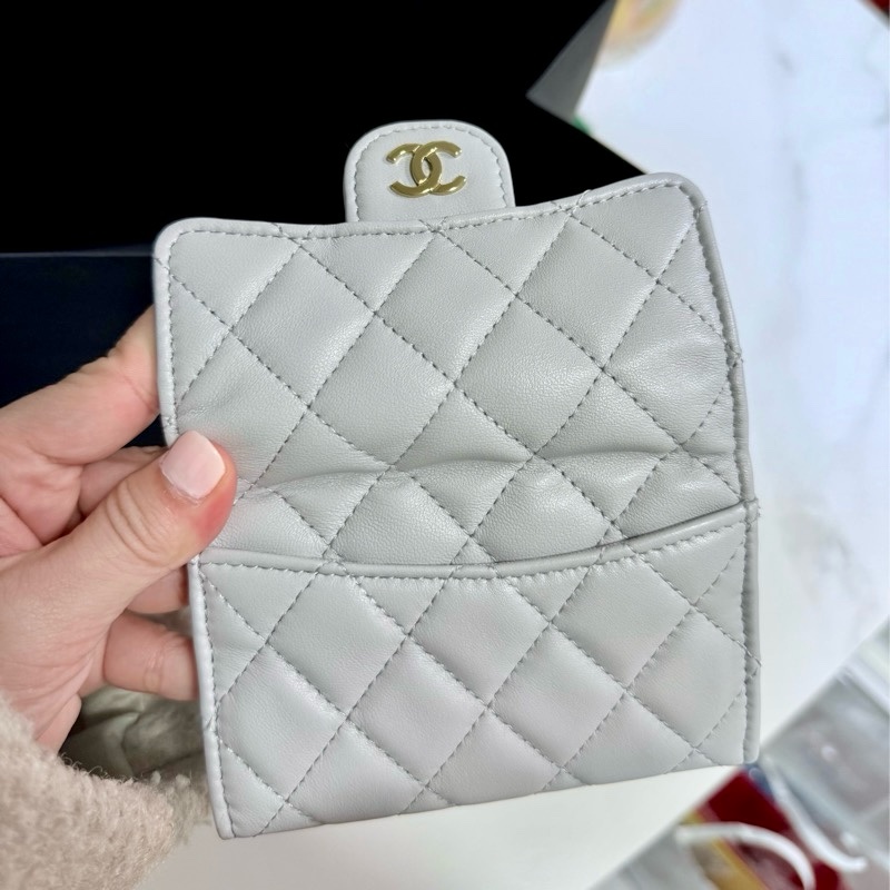 CHANEL 暖灰色羊皮金扣卡包-6