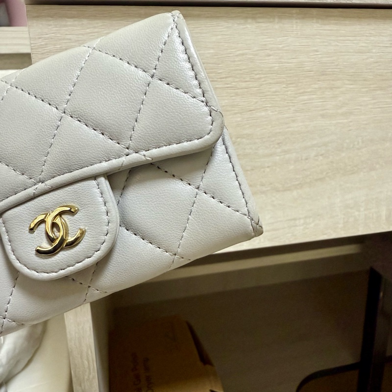 CHANEL 暖灰色羊皮金扣卡包-7