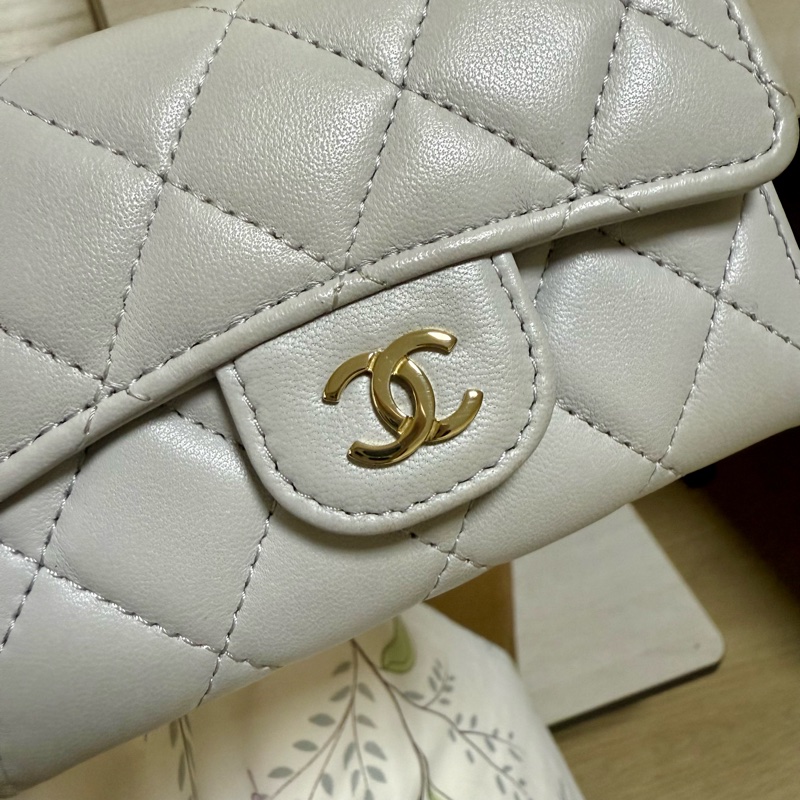 CHANEL 暖灰色羊皮金扣卡包-9