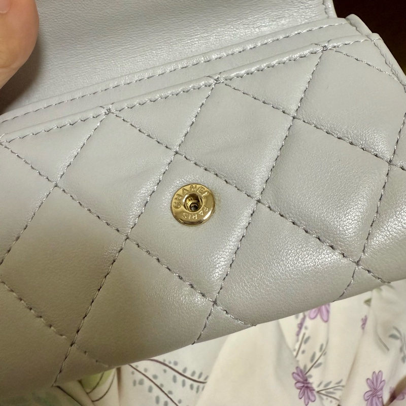 CHANEL 暖灰色羊皮金扣卡包-10