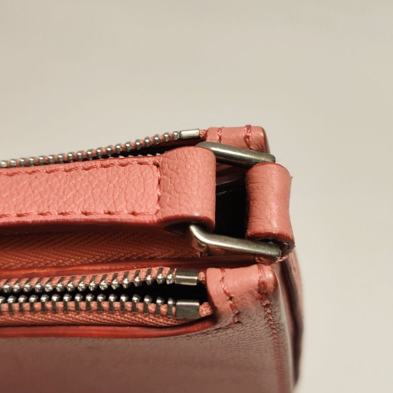 Burberry羊皮純色字母logo斜挎包單肩包-11