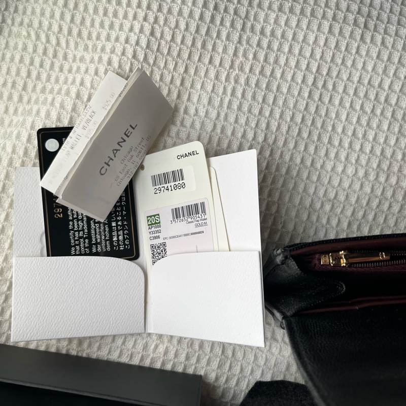 Chanel香奈兒黑金中夾兩折對開魚子醬-11