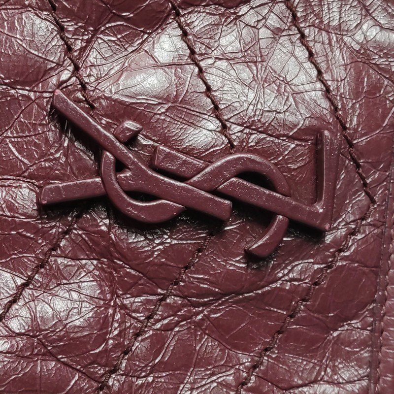 Saint Laurent Niki迷你油蠟皮純色V紋YSL標誌斜挎包-9