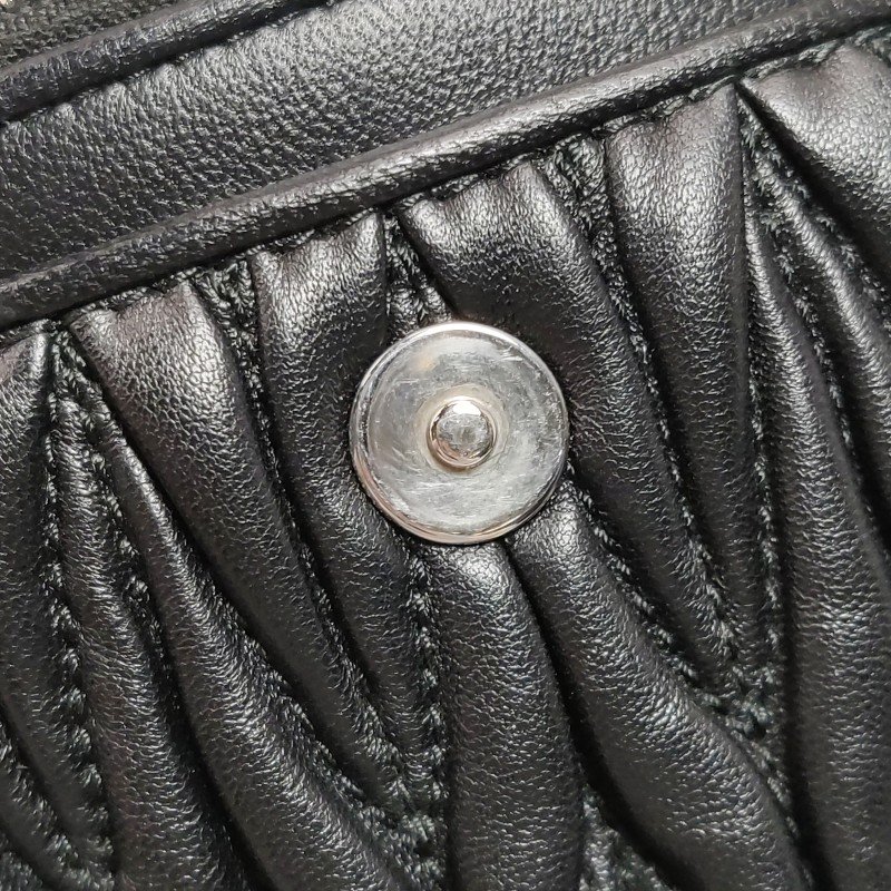 Miu Miu羊皮褶皺流蘇字母logo斜挎包-10