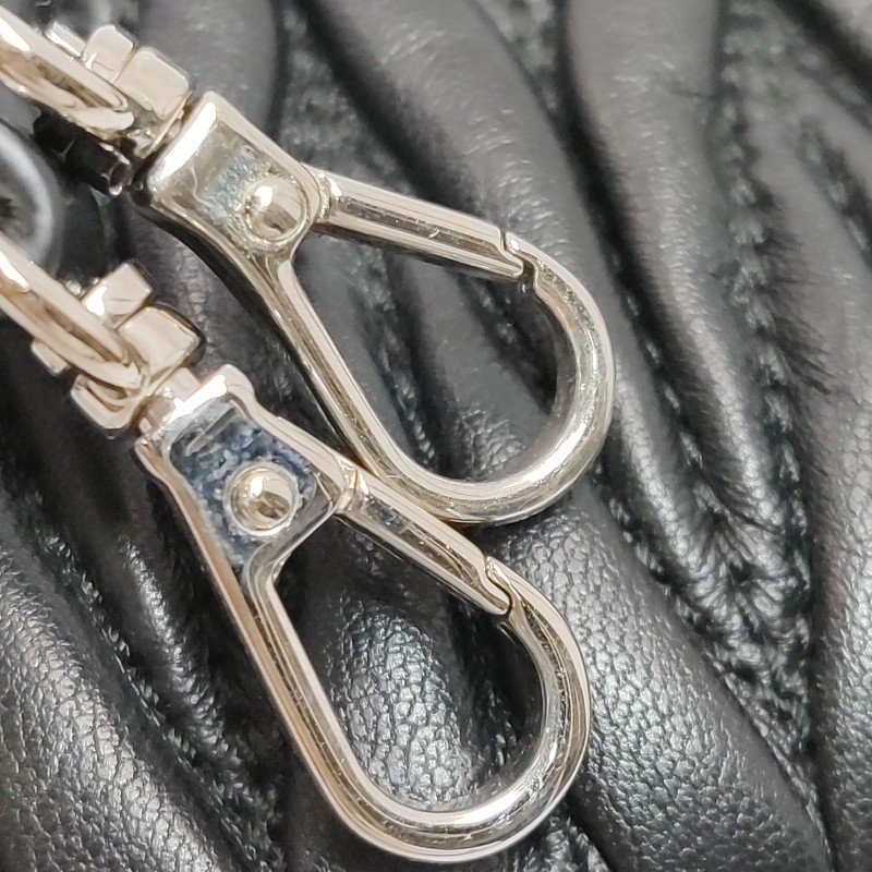 Miu Miu羊皮褶皺流蘇字母logo斜挎包-12