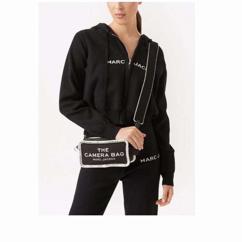 Marc Jacobs 女士 徽標單肩包均碼碼尺寸參考模特圖-3