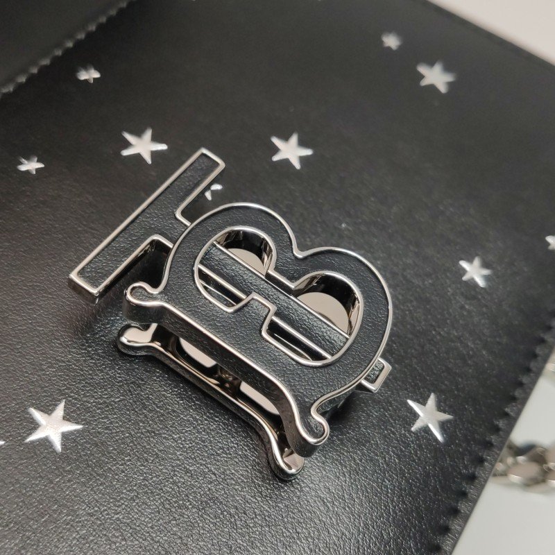 Burberry TB牛皮星星裝飾TB標識單肩包-10