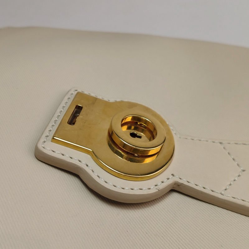 Burberry DK88中號牛皮拼色字母Logo鎖扣斜挎包-11