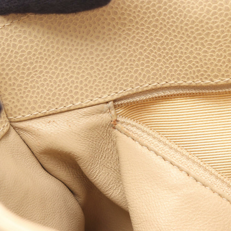 香奈兒 (CHANEL) 絎縫鏈條肩背包，粒面小牛皮，米色，金色五金，二手-13