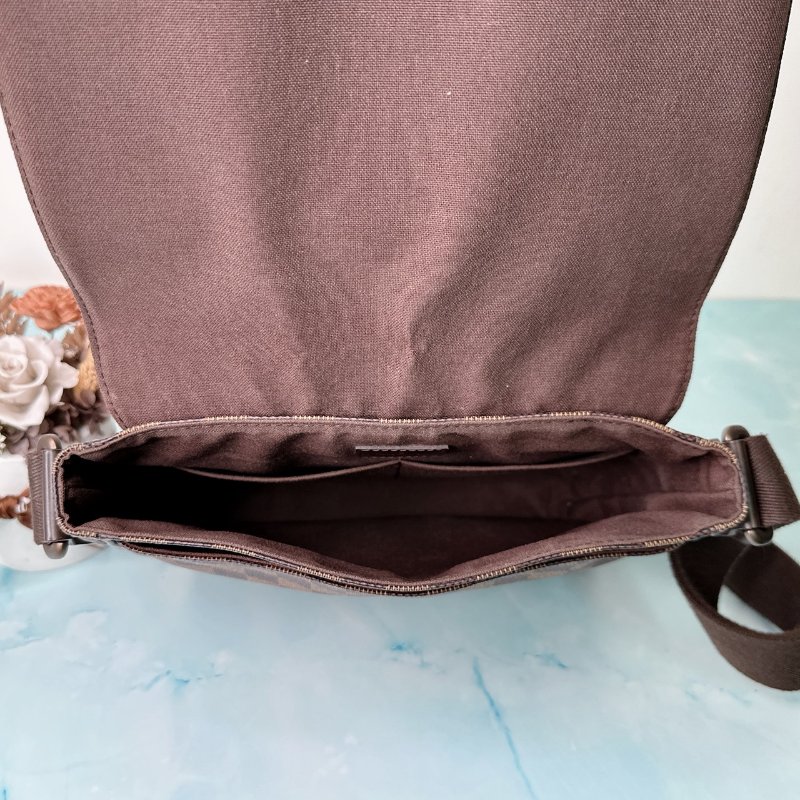 LV District 小號翻蓋斜背包-5