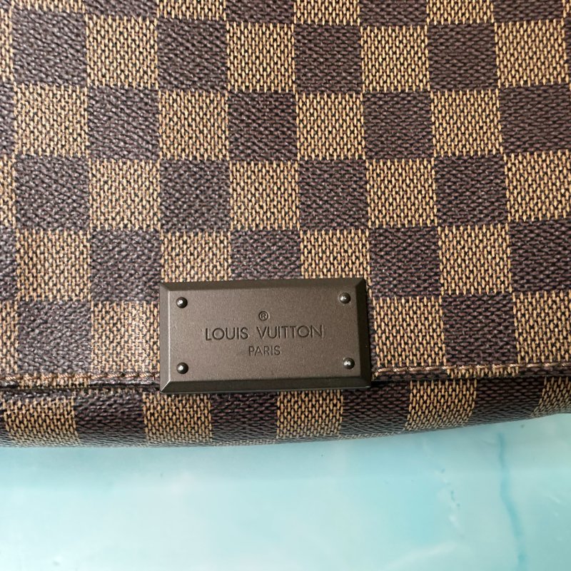 LV District 小號翻蓋斜背包-6