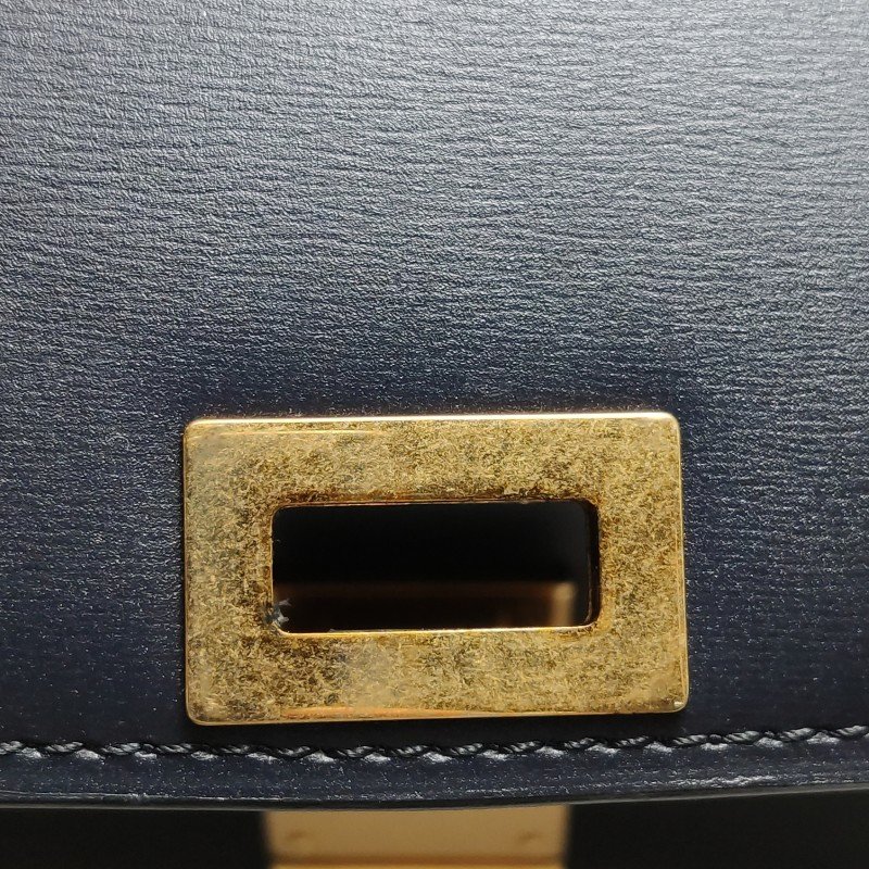 Celine Classic Box豆腐包中號牛皮純色按壓式鎖扣單肩包-12