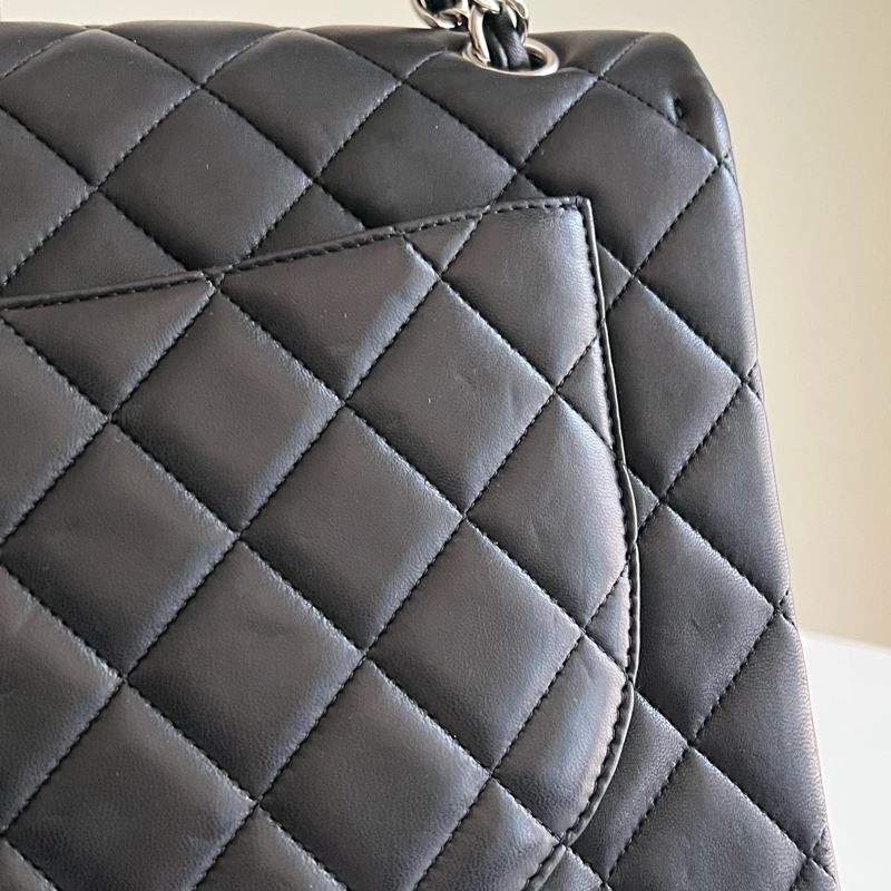 CHANEL 經典maxi 羊皮鏈條包（黑銀配色）大號-10