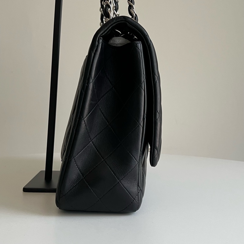 CHANEL 經典maxi 羊皮鏈條包（黑銀配色）大號-12