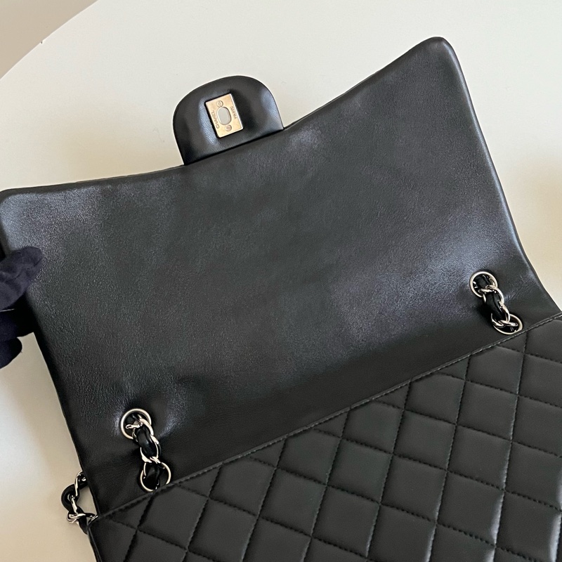 CHANEL 經典maxi 羊皮鏈條包（黑銀配色）大號-19