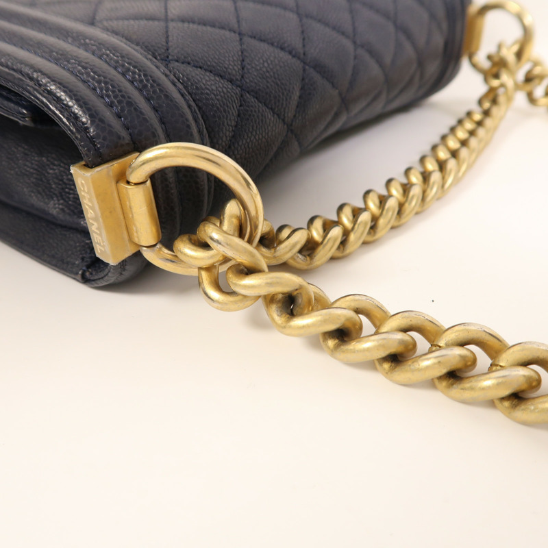 CHANEL 牛皮皮革Boy 20金扣鏈帶肩背袋-17