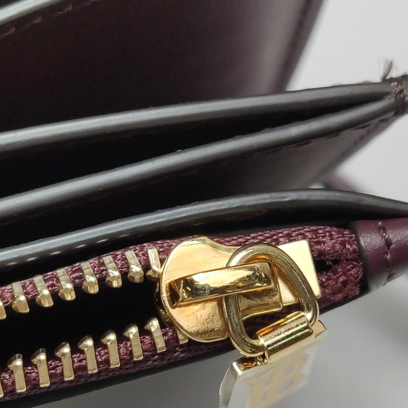 Burberry Hazelmere牛皮純色字母logo斜挎包單肩包-11