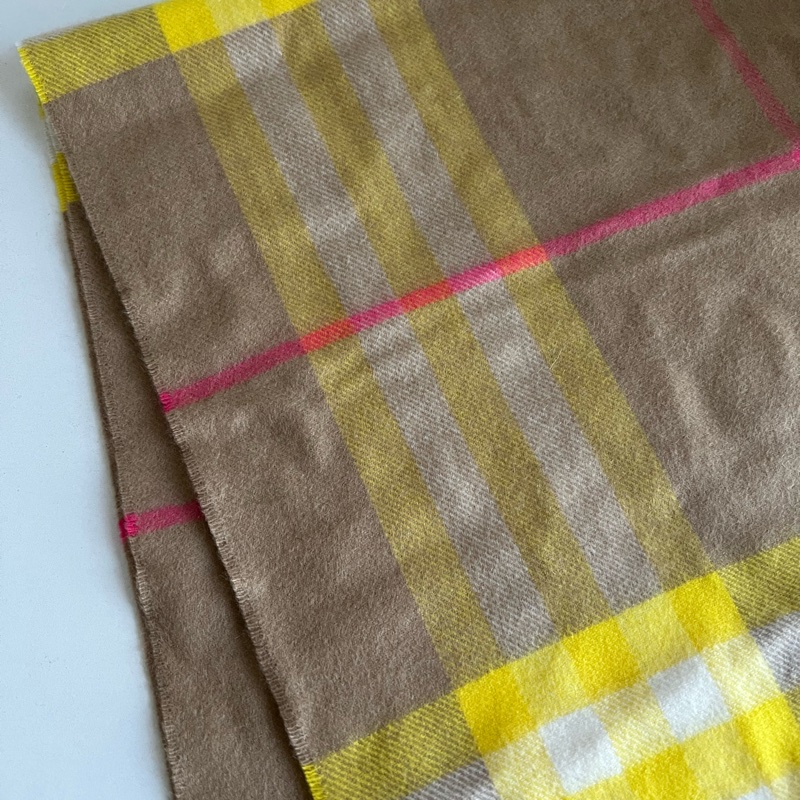 Burberry 經典格紋圍巾（奶茶格紋）-8