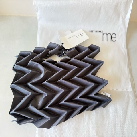 三宅ㄧ生ISSEY MIYAKE me 系列的灰色褶皺包
