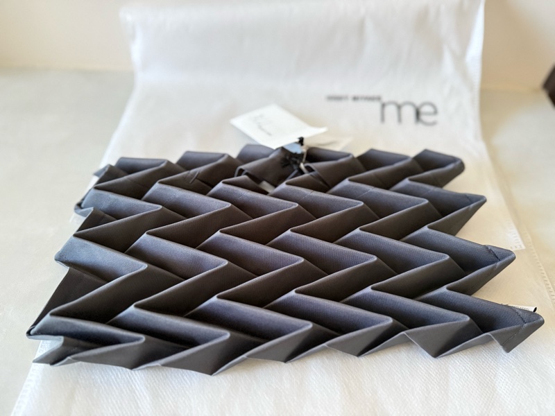 三宅ㄧ生ISSEY MIYAKE me 系列的灰色褶皺包-1