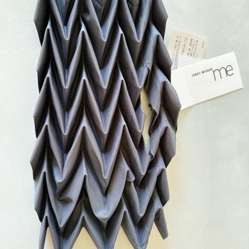 三宅ㄧ生ISSEY MIYAKE me 系列的灰色褶皺包-3