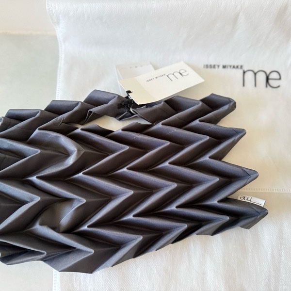 三宅ㄧ生ISSEY MIYAKE me 系列的灰色褶皺包-5