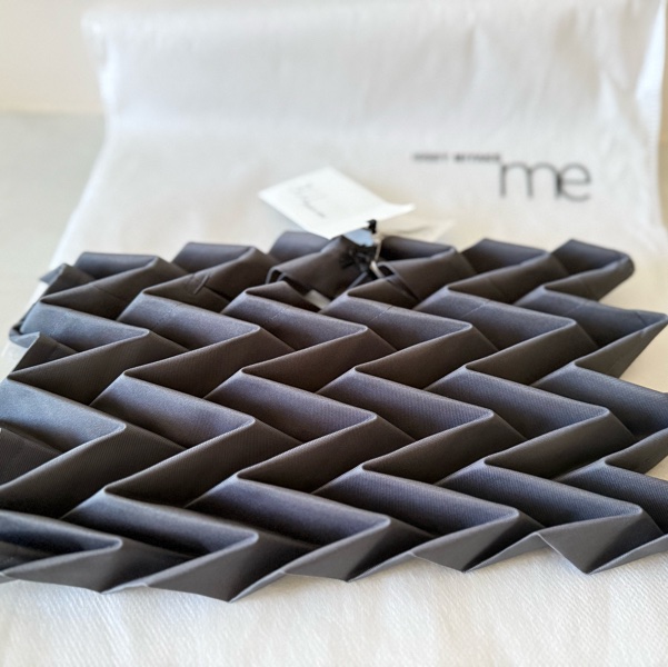 三宅ㄧ生ISSEY MIYAKE me 系列的灰色褶皺包-7