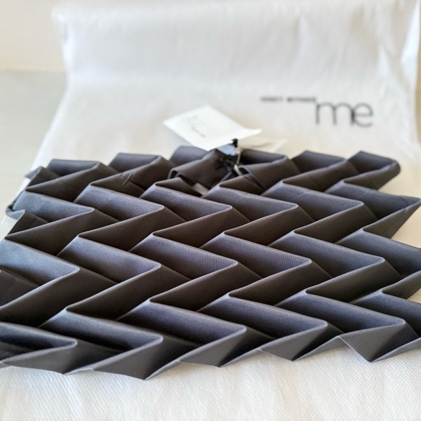 三宅ㄧ生ISSEY MIYAKE me 系列的灰色褶皺包-8