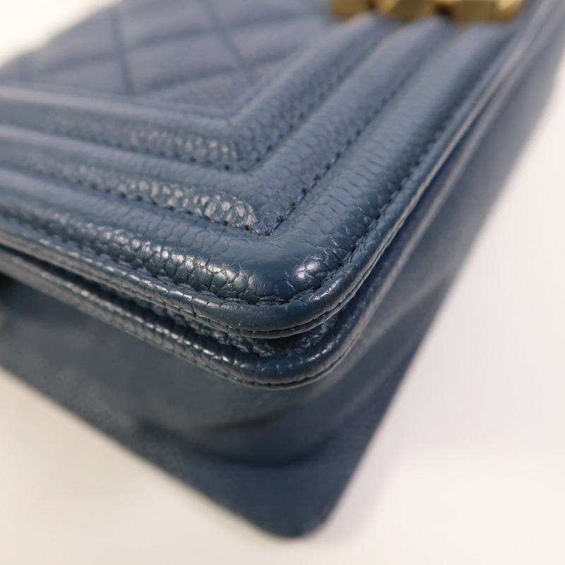 CHANEL 牛皮皮革Boy 20金扣鏈帶肩背袋-12