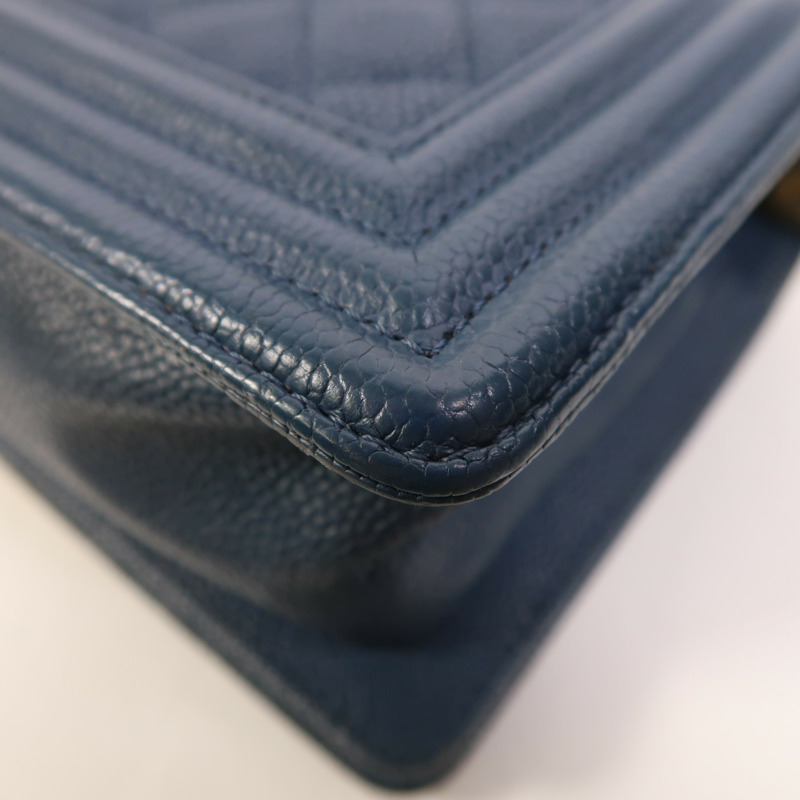 CHANEL 牛皮皮革Boy 20金扣鏈帶肩背袋-13