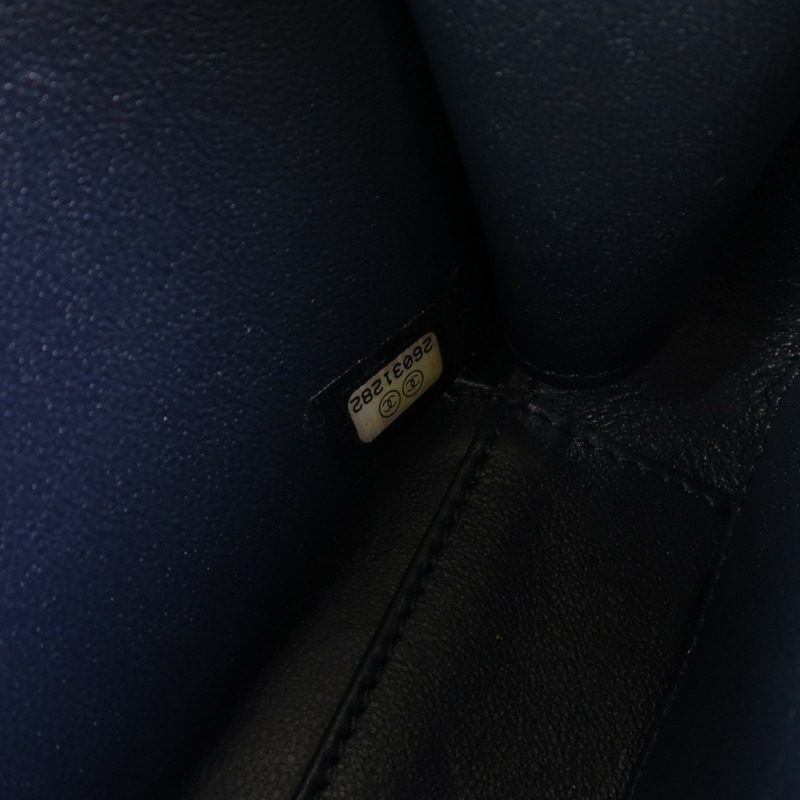 CHANEL 牛皮皮革Vanity Case金扣鏈帶手挽肩背兩用袋-6