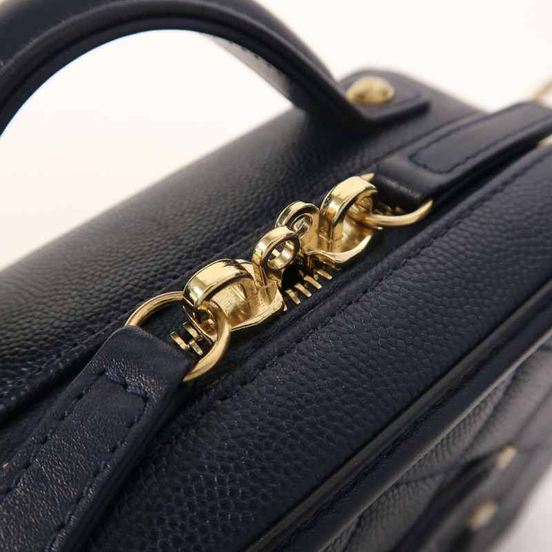 CHANEL 牛皮皮革Vanity Case金扣鏈帶手挽肩背兩用袋-19