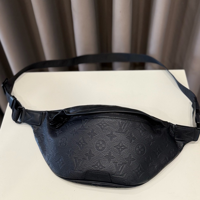 （極新美包）louisvuitton路易威登 黑壓紋discovery Pm腰包 M46036-1