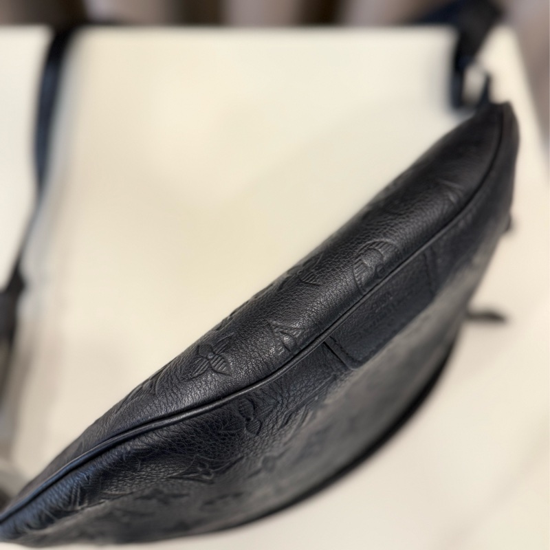 （極新美包）louisvuitton路易威登 黑壓紋discovery Pm腰包 M46036-6