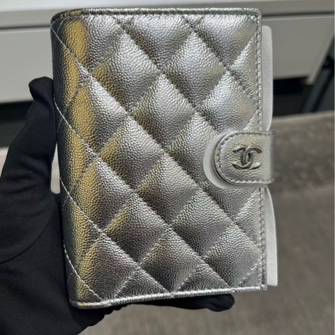 Chanel香奈兒26P銀色限定護照夾