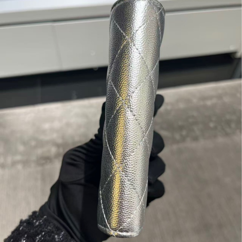 Chanel香奈兒26P銀色限定護照夾-1