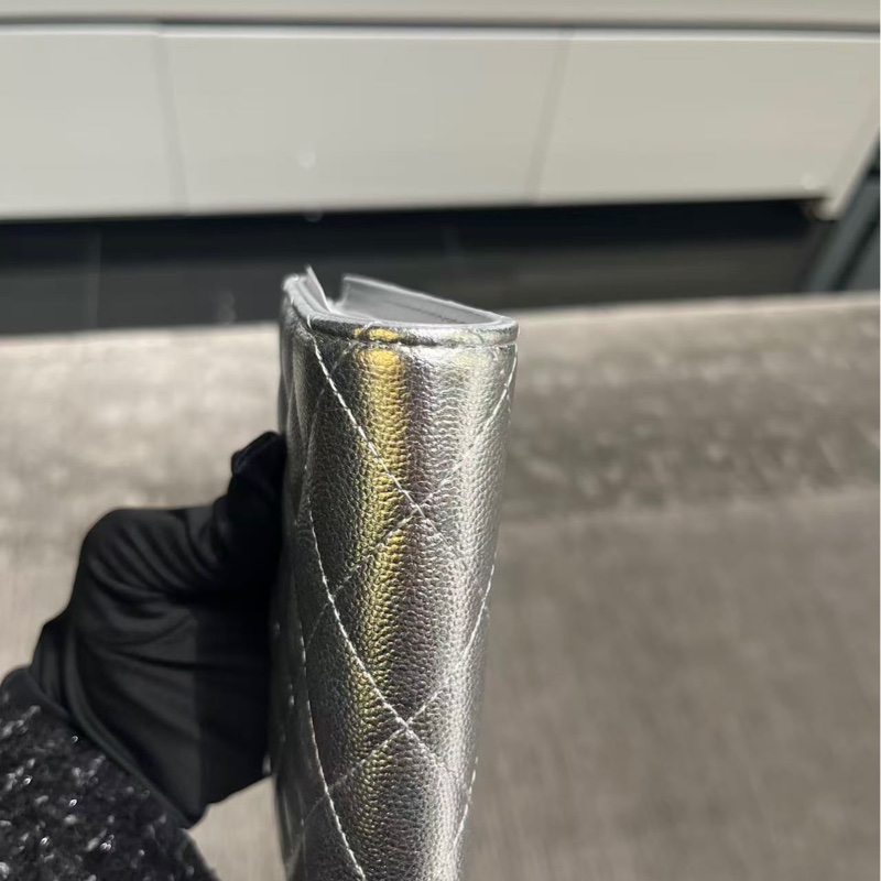 Chanel香奈兒26P銀色限定護照夾-4