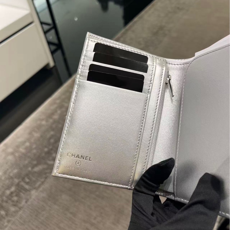 Chanel香奈兒26P銀色限定護照夾-5