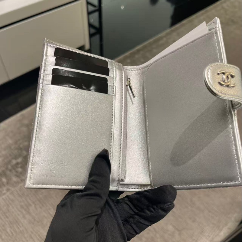 Chanel香奈兒26P銀色限定護照夾-6
