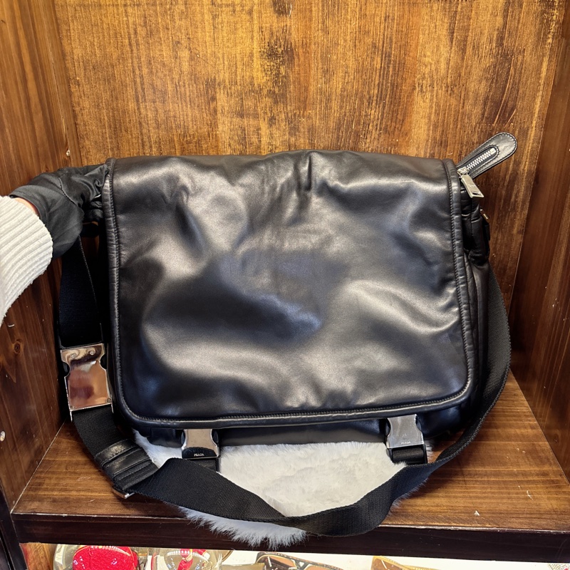 Prada 黑色皮革郵差包-0