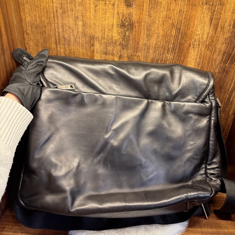 Prada 黑色皮革郵差包-1