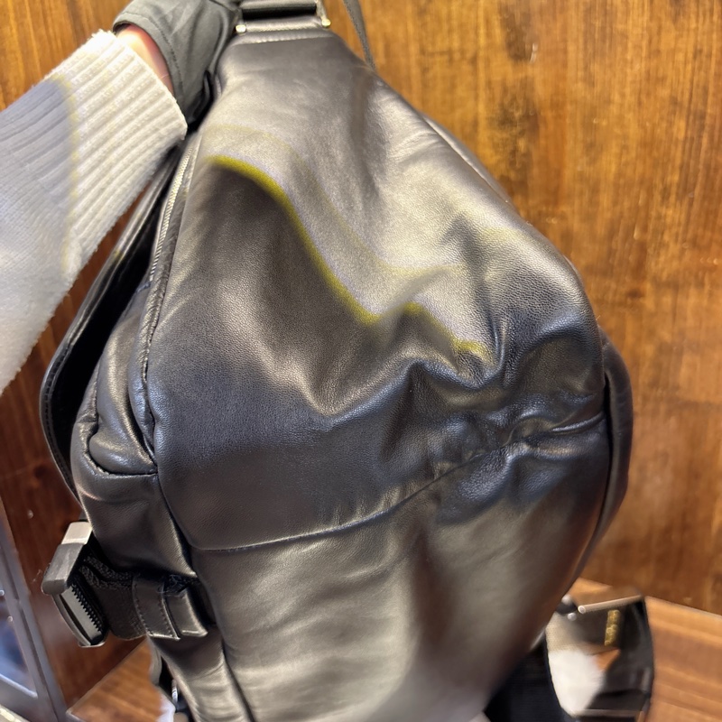 Prada 黑色皮革郵差包-3