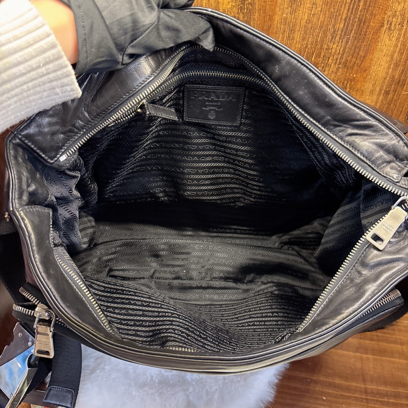 Prada 黑色皮革郵差包-6