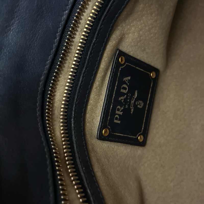 Prada 深藍色全皮 可斜背-2