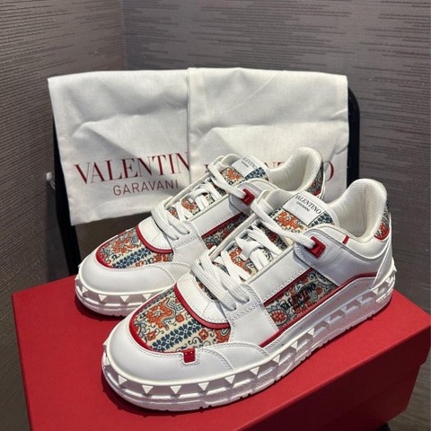 💎Han's house精品服飾💎 VALENTINO 范倫鐵諾 華倫天奴 小牛皮 鉚釘 鞋 原價37500